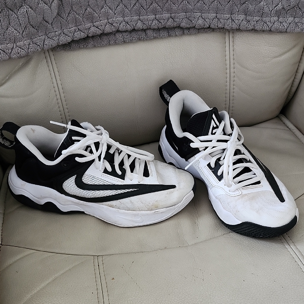 Giannis Mens Size 6 Black and White Athletic Sneakers
